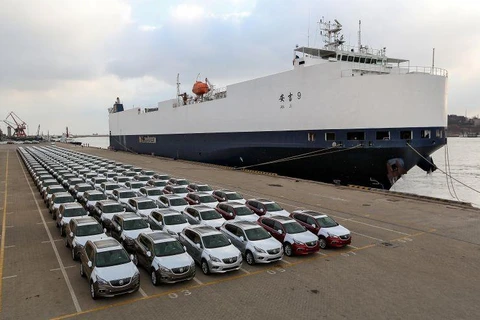 Xe Buick Envision đậu tại cảng Yantai chờ xuất sang Mỹ. (Nguồn: cnbc.com)