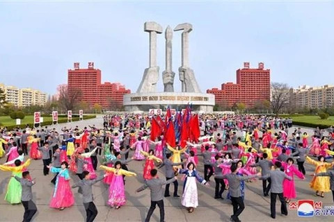 Người dân Triều Tiên múa hát tại một lễ kỷ niệm ở Bình Nhưỡng. (Nguồn: YONHAP/TTXVN)