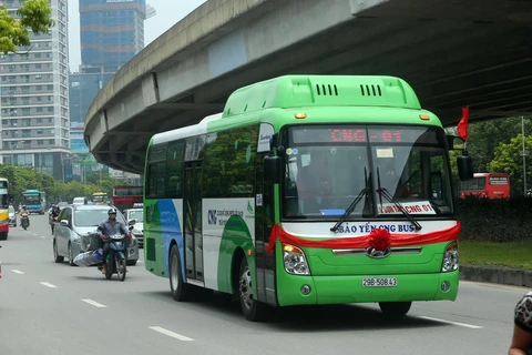 Xe buýt sử dụng khí CNG di chuyển trên đường. (Ảnh: Huy Hùng/TTXVN)