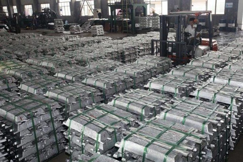 Vận chuyển các thanh nhôm tại một nhà máy ở Anshun, tỉnh Quý Châu, Trung Quốc. (Nguồn: Reuters)