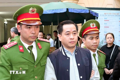 Cảnh sát dẫn giải bị cáo Phan Văn Anh Vũ sau khi Hội đồng xét xử kết thúc tuyên án ngày 30/1. (Ảnh: Văn Điệp/TTXVN)