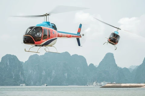 Dịch vụ ngắm Vịnh Hạ Long mới với tên gọi Ha Long Heli Tours vừa được khai trương vào ngày 10/5. (Nguồn: CNN)