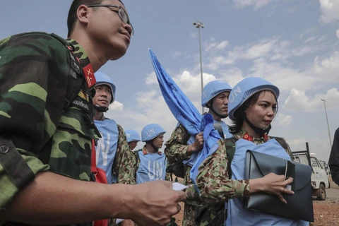 Các bác sỹ quân y Việt Nam tới sân bay quốc tế Juba, bắt đầu thực hiện nhiệm vụ gìn giữ hòa bình Liên hợp quốc tại Nam Sudan. (Ảnh: TTXVN phát)