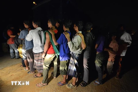 Lao động nhập cư bất hợp pháp bị bắt giữ tại Klang, ngoại ô Kuala Lumpur, Malaysia. (Ảnh: AFP/ TTXVN)