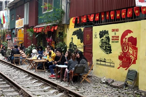 [Video] Du lịch mạo hiểm cạnh 'phố đường tàu' ở Hà Nội