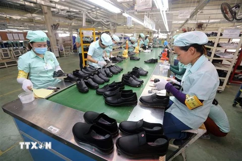 Dây chuyền sản xuất giày, dép xuất khẩu tại Công ty TNHH Midori Safety Footwear Việt Nam, vốn đầu tư của Nhật Bản tại khu công nghiệp Điện Nam - Điện Ngọc (Quảng Nam). (Ảnh: Danh Lam/TTXVN)
