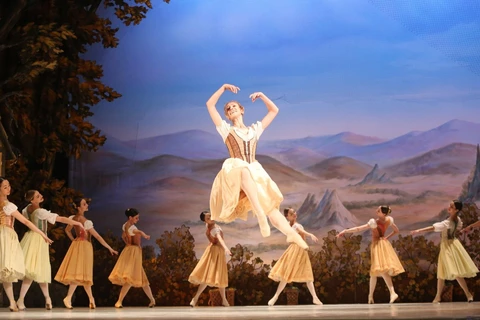 Giselle là vở vũ kịch điển hình của thể loại ballet lãng mạn. Các kỹ thuật ballet được phô diễn trong cảnh lễ hội mùa gặt và cảnh các Wilis bắt kẻ bội tình nhảy múa đến lúc chết. (Ảnh: Thành Đạt/TTXVN)