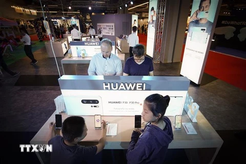Điện thoại của hãng Huawei được trưng bày tại triển lãm điện tử ở Warsaw, Ba Lan, ngày 12/5/2019. (Ảnh: THX/TTXVN)