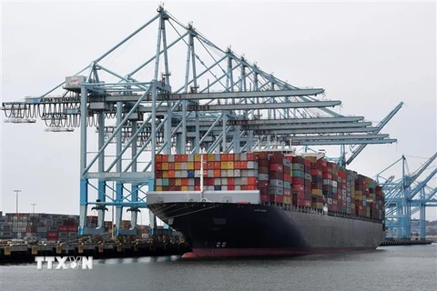 Hàng hóa được xếp dỡ tại cảng ở Long Beach, California, Mỹ, ngày 14/5/2019. (Ảnh: AFP/ TTXVN)