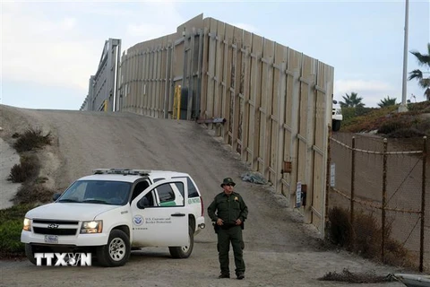 Lực lượng biên phòng Mỹ tuần tra tại khu vực hàng rào ngăn cách giữa Mỹ và Mexico tại San Diego, bang California (Mỹ), tháng 11/2018. (Ảnh: AFP/TTXVN)