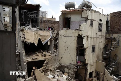 Ngôi nhà bị phá hủy sau vụ oanh kích của liên quân do Saudi Arabia đứng đầu tại Sanaa, thủ đô Yemen ngày 16/5/2019. (Ảnh: THX/TTXVN)