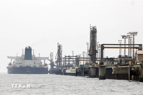 Một cơ sở khai thác dầu trên đảo Khark của Iran ở ngoài khơi vùng Vịnh Persian. (Ảnh: AFP/ TTXVN)