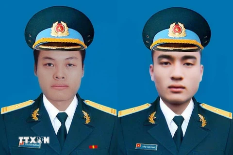 Phi công Đào Văn Long (phải) và phi công Lê Xuân Trường. (Ảnh: TTXVN phát)