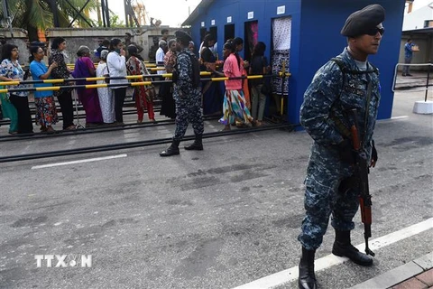 Cảnh sát bên ngoài một nhà thờ ở Colombo, Sri Lanka ngày 12/6. (Ảnh: AFP/TTXVN)