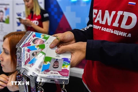 Những chiếc thẻ Fan ID được phát hành trong thời gian diễn ra World Cup 2018. (Ảnh: AFP/TTXVN)