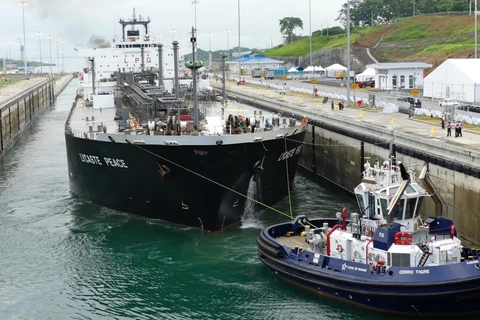 Tàu Nhật Bản qua kênh đào Panama. (Nguồn: asia.nikkei.com)