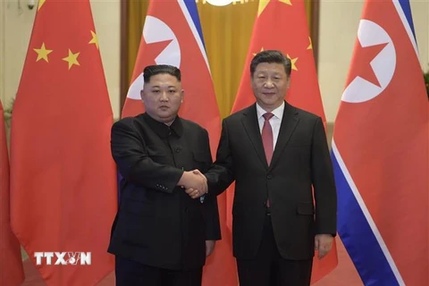 Tổng Bí thư, Chủ tịch Trung Quốc Tập Cận Bình (phải) và nhà lãnh đạo Triều Tiên Kim Jong-un. (Ảnh: Yonhap/ TTXVN)
