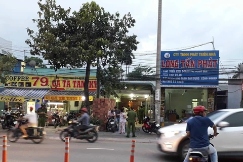 Lực lượng công an khám xét nơi ở và công ty ông Nguyễn Tấn Lương. (Ảnh: Sỹ Tuyên/TTXVN)