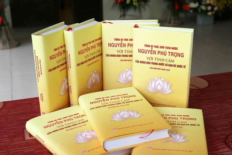 Cuốn sách 'Tổng Bí thư, Chủ tịch nước Nguyễn Phú Trọng với tình cảm của nhân dân trong nước và bạn bè quốc tế'. (Ảnh: Phương Hoa/TTXVN)