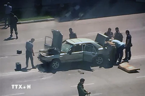 Cảnh sát điều tra tại hiện trường một vụ tấn công tại Grozny ngày 20/8. (Ảnh: AFP/ TTXVN)