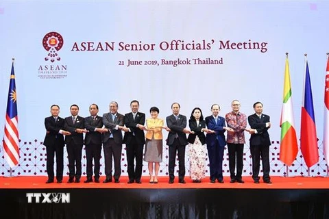 Các quan chức cao cấp ASEAN chụp ảnh chung trong hội nghị tại Bangkok ngày 21/6. (Ảnh: TTXVN phát)