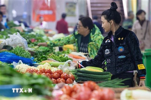 Khách hàng chọn mua thực phẩm tại một siêu thị ở tỉnh Giang Tô, Trung Quốc. (Ảnh: THX/TTXVN)