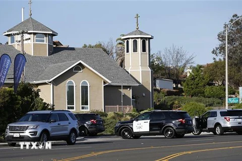 Xe cảnh sát gác tại hiện trường vụ nổ súng tại giáo đường Do Thái ở thị trấn Poway, bang California ngày 27/4/2019. (Ảnh: THX/TTXVN)