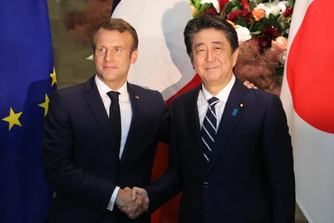 Tổng thống Pháp Emmanuel Macron (trái) và Thủ tướng Nhật Bản Shinzo Abe tại cuộc gặp ở Tokyo ngày 26/6/2019. (Ảnh: AFP/TTXVN)