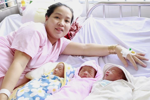 Sản phụ Lâm Thị Ánh N. và 3 bé sơ sinh đang tại Bệnh viện Phụ sản Cần Thơ. (Ảnh: TTXVN phát)