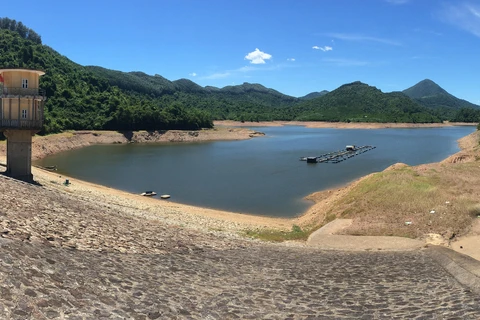 Hồ thủy lợi Hòa Mỹ, huyện Phong Điền (Thừa Thiên - Huế) lượng nước chỉ còn trên 10%. (Ảnh: Hồ Cầu/TTXVN)