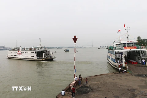 Chuyến phà Việt Đan 2- chuyến phà cuối cùng sau gần 1 thế kỷ hoạt động đưa hành khách và hàng hóa qua sông tại Bến phà Vàm Cống. (Ảnh: Công Mạo/TTXVN)