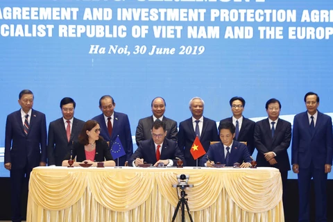 Thủ tướng Nguyễn Xuân Phúc chứng kiến Lễ ký Hiệp định Thương mại tự do (EVFTA).(Ảnh: Thống Nhất/TTXVN)