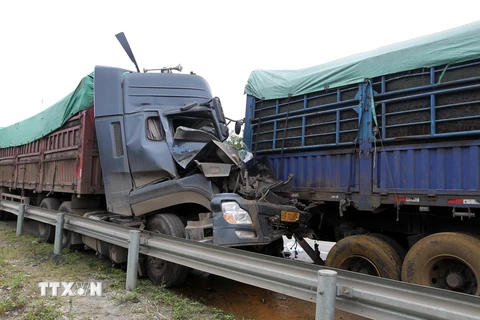 Hiện trường một vụ tai nạn giao thông trên tuyến cao tốc Nội Bài-Lào Cai. (Ảnh: Quốc Khánh/TTXVN)