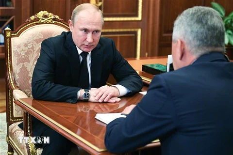 Tổng thống Nga Vladimir Putin (trái) chỉ thị Bộ trưởng Quốc phòng Sergei Shoigu điều tra về vụ cháy tàu ngầm, trong cuộc họp tại Moskva ngày 2/7. (Ảnh: AFP/TTXVN)