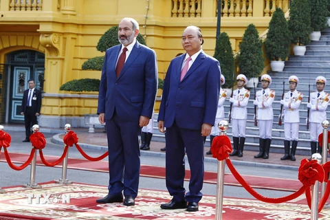 Thủ tướng Nguyễn Xuân Phúc và Thủ tướng Cộng hòa Armenia Nikol Pashinyan nghe Quân nhạc cử Quốc thiều hai nước. (Ảnh: Thống Nhất/TTXVN)