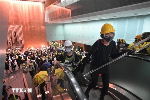 Những người biểu tình quá khích tràn vào tòa nhà cơ quan lập pháp ở Hong Kong, Trung Quốc, ngày 1/7. (Ảnh: AFP/TTXVN)