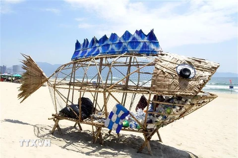 Mô hình cá Bống khổng lồ thu gom rác thải nhựa tại bãi biển Mỹ Khê (Đà Nẵng). (Ảnh minh họa: Trần Lê Lâm/TTXVN)
