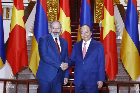 Thủ tướng Nguyễn Xuân Phúc và Thủ tướng Cộng hòa Armenia Nikol Pashinyan chụp ảnh chung tại Trụ sở Chính phủ. (Ảnh: Thống Nhất/TTXVN)