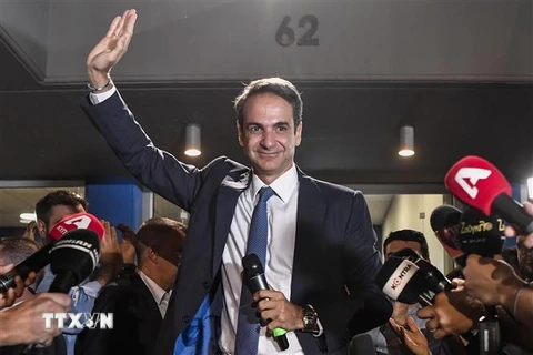 Lãnh đạo đảng Dân Chủ mới của Hy Lạp Kyriakos Mitsotakis bên những người ủng hộ tại Athens sau khi kết quả tổng tuyển cử được công bố ngày 7/7/2019. (Ảnh: AFP/TTXVN)