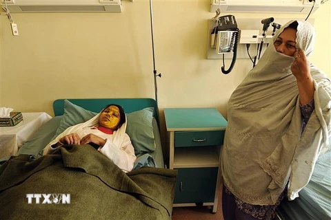 Một cô gái bị thương trong vụ tạt a xít điều trị tại bệnh viện ở Kabul, Afghanistan. (Ảnh: AFP/TTXVN)