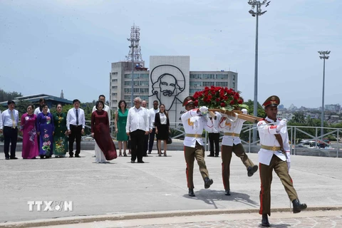 Phó Chủ tịch nước Đặng Thị Ngọc Thịnh đặt hoa tại tượng đài Anh hùng Dân tộc Jose Marti. (Ảnh: Phương Hoa/TTXVN)