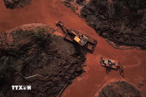 Lực lượng cứu hộ tìm kiếm nạn nhân sau vụ vỡ đập Corrego do Feijao của Tập đoàn khai thác khoáng sản Vale SA ở Brumadinho, bang Minas Gerais, Brazil, ngày 3/5/2019. (Ảnh: AFP/ TTXVN)
