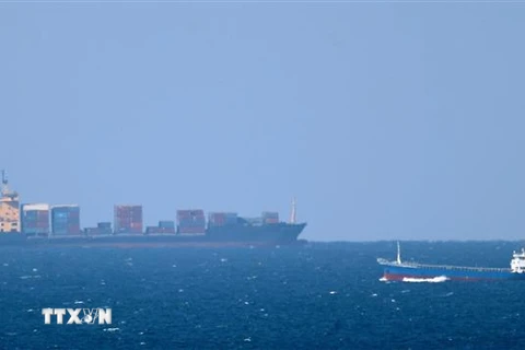 Tàu chở dầu hướng vào eo biển Hormuz ở ngoài khơi Khasab ở Oman. (Ảnh minh họa: AFP/TTXVN)