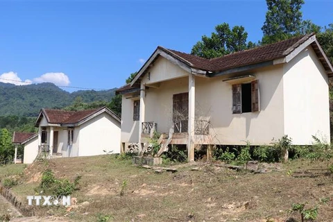 Nhiều nhà ở khu tái định cư của làng Vương xã Đăk Nên huyện Kon Plông (Kon Tum) bỏ hoang. (Ảnh minh họa: Cao Nguyên/TTXVN)