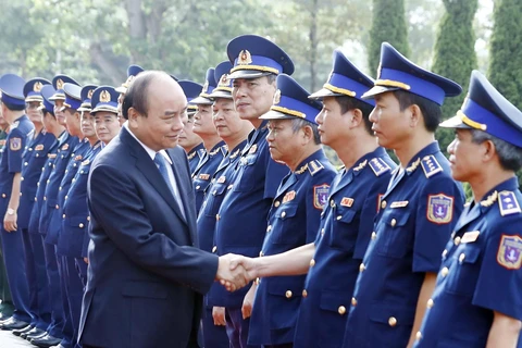 Thủ tướng Nguyễn Xuân Phúc với các cán bộ, sỹ quan chỉ huy của Bộ Tư lệnh Cảnh sát biển Việt Nam. (Ảnh: Thống Nhất/TTXVN)