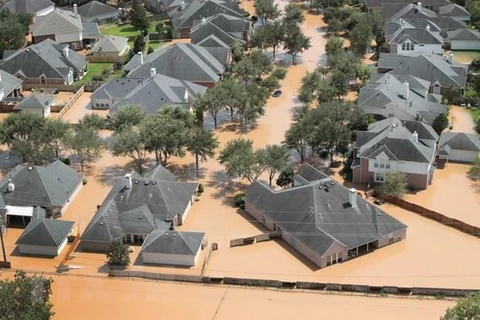 Cảnh ngập lụt do mưa lớn sau bão Harvey tại Sugar Land, Texas, Mỹ. (Nguồn: AFP/TTXVN)
