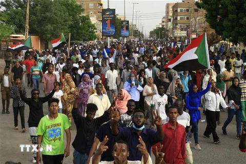 Người biểu tình tập trung tại Khartoum, Sudan, ngày 30/6/2019. (Ảnh: AFP/ TTXVN)