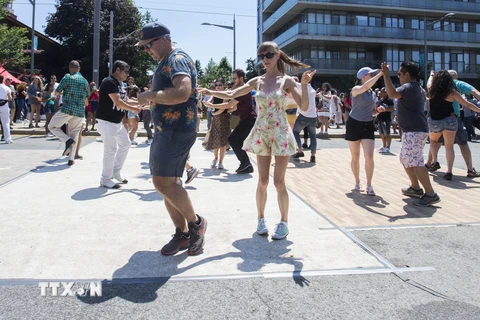 Lễ hội nhảy Salsa trên phố St. Clair diễn ra tại Toronto, Canada ngày 7/7/2019, thu hút sự tham gia của hàng trăm nghìn vũ công và du khách. Đây là một trong những lễ hội văn hóa Latin lớn nhất được tổ chức thường niên tại Canada. (Ảnh: THX/ TTXVN)