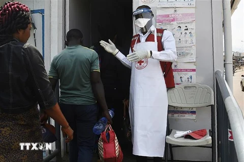 Nhân viên y tế làm việc tại một chốt kiểm soát dịch bệnh ebola tại làng Mirami, gần biên giới giữa Uganda và CHDC Congo ngày 14/6. (Ảnh: AFP/TTXVN)