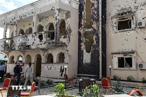 Hiện trường đổ nát sau vụ tấn công của phiến quân nhằm vào khách sạn Medina ở thành phố Kismayo, miền Nam Somalia ngày 13/7/2019. (Ảnh: AFP/TTXVN))